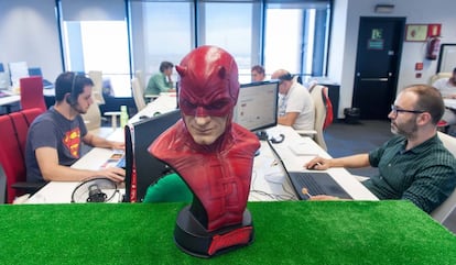 El busto de Daredevil preside la mesa de publicidad en medios offline, área que a pesar del alza de los canales digitales aporta la mitad de los ingresos de la compañía debido al mayor tamaño de sus presupuestos.