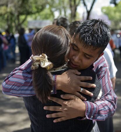 Pese a que no se han producido daños de consideración el país ha revivido el pánico al recordar el terremoto de 1985, que dejó más de 10.000 víctimas. En la imagen, una pareja se abraza en México DF