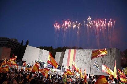 Fuegos artificiales tras la intervención del líder de Vox, Santiago Abascal, en el último acto de campaña de la formación en la plaza de Colón de Madrid.