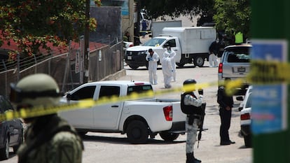 Elementos forenses y militares acuden a la escena de un ataque armado en Tuxtla Gutiérrez, Chiapas, en una fotografía de archivo.