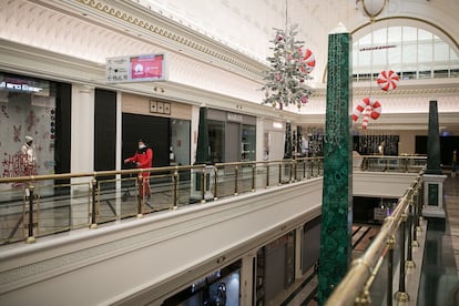 Pasillos vacíos y tiendas cerradas en el centro comercial Gran Via 2, de Barcelona.