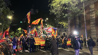 Concentración de grupos ultras en la sede del PSOE en la calle Ferraz.