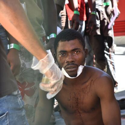 Un migrante llora después de saltar la valla de Ceuta.