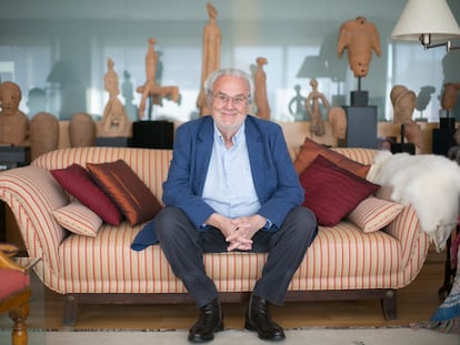 Manuel Gutiérrez Aragón, fotografiado en su casa de Madrid.