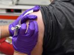 Un voluntario de EE UU recibe la vacuna contra la covid desarrollada por BioNTech y Pfizer.