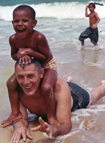 En la fotografía, Obama con su abuelo materno, Stanley Armour Durham.