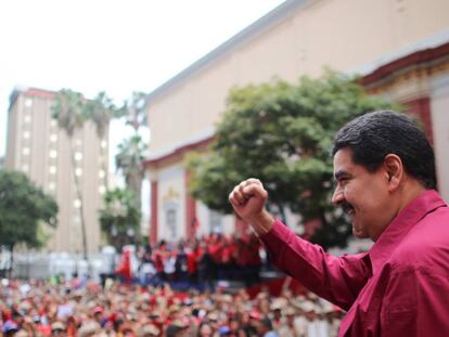 O presidente de Venezuela, Nicol&aacute;s Maduro, acena para o p&uacute;blico durante um ato oficial no dia 7 de novembro
