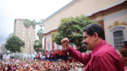 O presidente de Venezuela, Nicol&aacute;s Maduro, acena para o p&uacute;blico durante um ato oficial no dia 7 de novembro