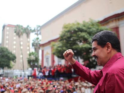 O presidente de Venezuela, Nicol&aacute;s Maduro, acena para o p&uacute;blico durante um ato oficial no dia 7 de novembro