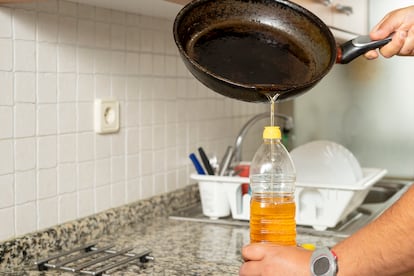 En España, según Geregras, se producen 350 millones de litros anuales de aceite de cocina usado entre consumo doméstico, restauración y uso industrial
