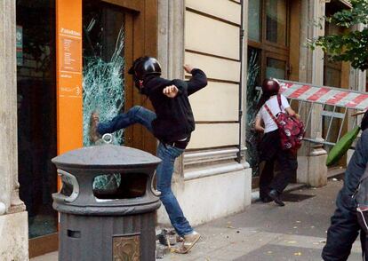 Los manifestantes más violentos han atacado los comercios de la zona.