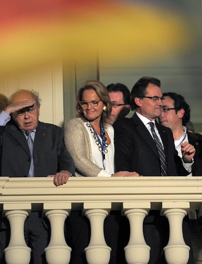 Jordi Pujol, Helena Rakosnik y Artur Mas, en el balcón del hotel Majestic.