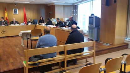 Los acusados José Luis M. T. y Antonio H. F., ayer en la primera sesión del juicio.