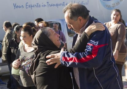 Dos vecinos de Porri&ntilde;o se abrazan tras regresar de su &eacute;xodo.
 