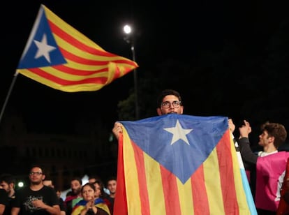 Por más que se realicen en países con gran solera democrática, no entiendo ese llevarse las manos a la cabeza, tanto en España como en el extranjero, por la violencia que ha tenido lugar el 1-O en Cataluña. Es lamentable, si. Las cosas se han hecho endiabladamente mal, también. Pero, la consternación ante la brutalidad policial se está manipulando. Los" pacíficos" ciudadanos que acudían a votar estaban participando en un acto delictivo por el que se intenta imponer la voluntad de una minoría muy movilizada a la de la mayoría silenciosa, tras años de hostigamiento. La magnitud del delito es mucho mayor que la de cualquier otra algarada que termina con heridos. ¿Entonces, por qué no llamamos a los "pacíficos " ciudadanos por su nombre?