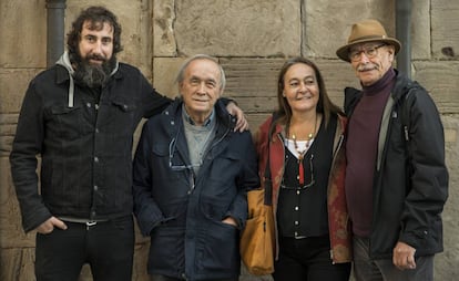 Desde la izquierda, los fotógrafos Manu Brabo, Paco Junquera, Sandra Balsells y Pablo Juliá, en Gijón.