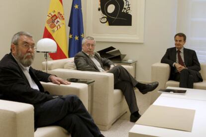 Zapatero con los líderes de CC OO, Ignacio Fernández Toxo, y UGT, Cándido Méndez, en mayo de 2010.