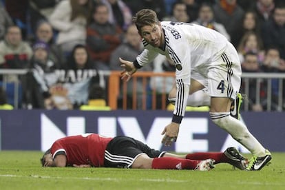 Augusto Fernández cae ante Ramos, en la jugada que le valió la expulsión.