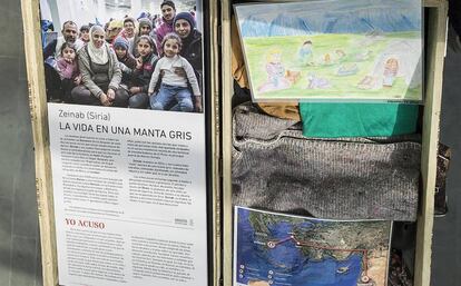 El equipaje de la siria Zeinab, expuesto en la muestra '11 vidas, 11 maletas'.