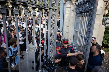 Mossos d'Esquadra impiden el acceso al parque de la Ciutadella donde se encuentra el Parlamento de Cataluña.