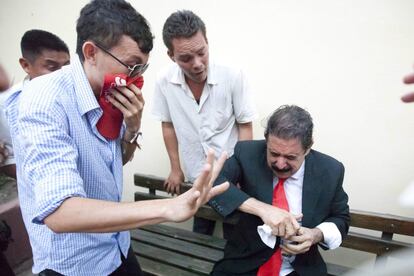 El expresidente de Honduras y diputado del partido LIBRE, Manuel Zelaya se ve afectado por los gases lacrimógenos que ha utilizado la policía para desalojar el hemiciclo en el que Zelaya y otros diputados de su partido entraron a la fuerza para protestar por la prohibición recientemente aceptada de llevar armas al Parlamento.