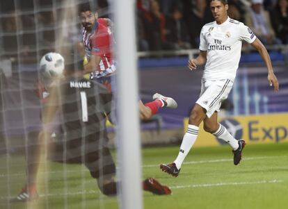 Raphael Varene no logra detener al centrocampista Diego Costa para anotar el primer gol del partido.