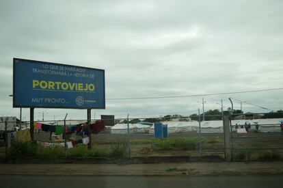 un cartel del aeropuerto de Portoviejo, colocado antes del terremoto, tiene la paradoja de hablar de un futuro muy distinto al que se imaginaban. Al fondo el albergue de personas que perdieron sus casas. 