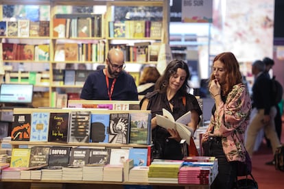 Visitantes de la Feria Internacional del Libro, en Buenos Aires, este jueves.