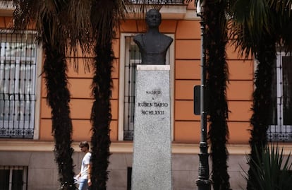 Busto dedicado al poeta Rubén Darío, en la glorieta del mismo nombre.