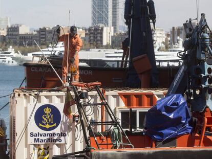 Un operari muntant el robot al Clara Campoamor.