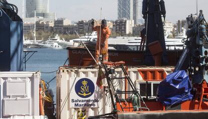 Un operari muntant el robot al Clara Campoamor.