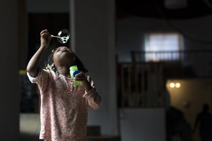 Una niña haitiana juega en el albergue en un albergue para migrantes. Las familias haitianas están gastando miles de dólares para poder llegar desde Brasil a la frontera de México/EEUU y tardan meses en llegar.  

