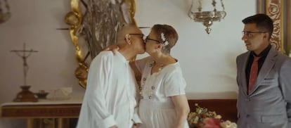 Antonio Castro y Mariluz Roldán, cuando decidieron repetir su boda, y su hijo Antonio, en una imagen del documental 'Solo pienso en ti'.