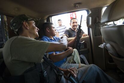 Germán Ramírez (d), comandante de la Policía comunitaria de Ostula, saluda a miembros de su escolta personal.