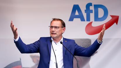 Tino Chrupalla, copresidente do partido Alternativa para a Alemanha (AfD) e candidato nas próximas eleições federais, durante o comício de lançamento da campanha do seu partido em Schwerin, na terça-feira desta semana.