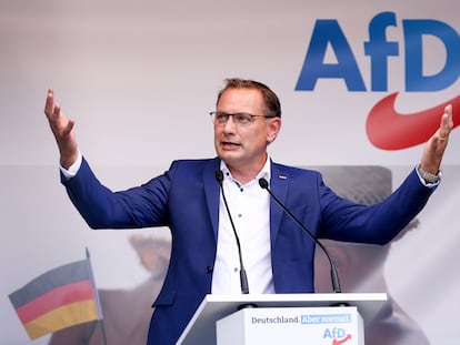 Tino Chrupalla, copresidente do partido Alternativa para a Alemanha (AfD) e candidato nas próximas eleições federais, durante o comício de lançamento da campanha do seu partido em Schwerin, na terça-feira desta semana.