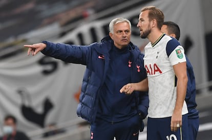 Mourinho da instrucciones a Kane durante un partido del Tottenham.