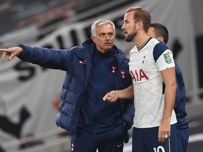 Mourinho da instrucciones a Kane durante un partido del Tottenham.