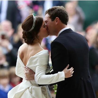 Eugenia de York y Jack Brooksbank se dieron el "sí, quiero" el 12 octubre de 2018 en el palacio de Windsor, cinco meses después de que lo hicieran en el mismo lugar los duques de Sussex. La boda de la hija de Andrés de Inglaterra y Sarah Ferguson y décima en la línea de sucesión al trono de Inglaterra tuvo un tono más familiar donde el protocolo fue más laxo que en las bodas reales, con un gran número de celebridades desfilando por la alfombra roja.