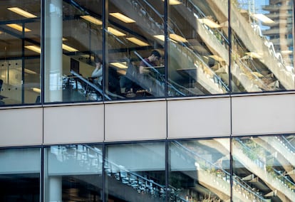 Trabajadores en los espacios de oficinas corporativas en Barbican en la ciudad de Londres, el distrito financiero de la capital este febrero.