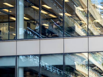 Trabajadores en los espacios de oficinas corporativas en Barbican en la ciudad de Londres, el distrito financiero de la capital este febrero.