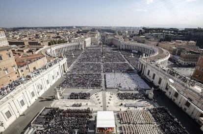  Vista general que muestra la ceremonia de canonización presidida por el papa Francisco, el 14 de octubre de 2018, en el Vaticano.  