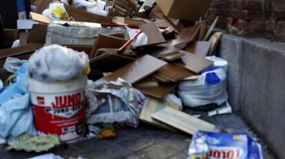 Basura acumulada por la huelga en el barrio de Tetuán.