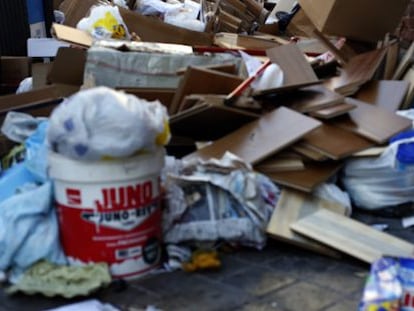 Basura acumulada por la huelga en el barrio de Tetu&aacute;n.