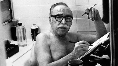 Dalton Trumbo, en su oficina habitual, su bañera, con un cigarrillo y un café.