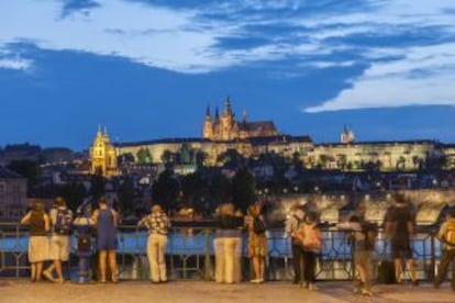 Vista del puente Carlos y el castillo de Praga.