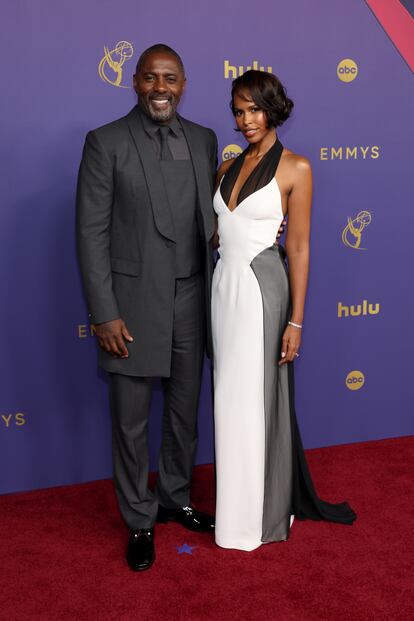 El actor Idris Elba junto a su esposa Sabrina Dhowre Elba, vestida de Mugler, a su llegada a los Emmy.