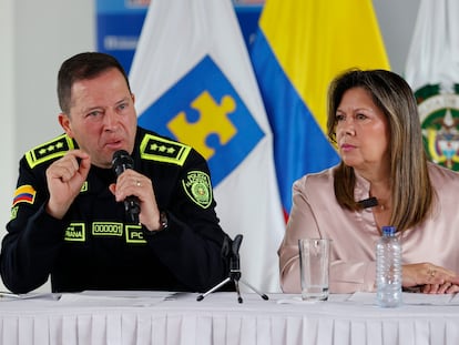 El oficial de policía oficial, Carlos Fernando Trianandna (I), habla con el abogado de Colombia, en este diario, en Bogotá.