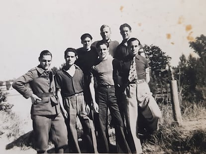 Celestino Alfonso, en primera fila, con la camisa abierta. Fotografía si datar facilitada por la familia.