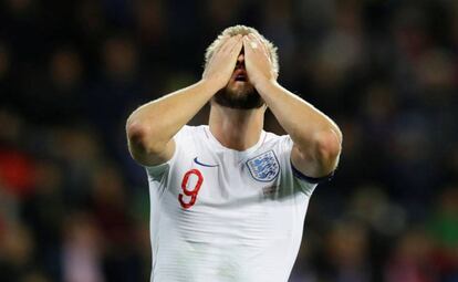 Harry Kane se lamenta durante el partido contra la República Checa.